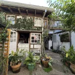 Casa Localizada em rua tranquila, formada por dois blocos de construção para venda no bairro do Centro Histórico de Paraty.