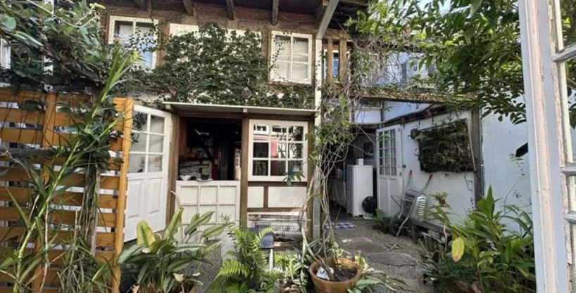 Casa Localizada em rua tranquila, formada por dois blocos de construção para venda no bairro do Centro Histórico de Paraty.