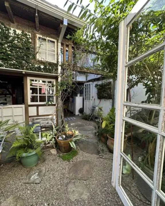 Casa Localizada em rua tranquila, formada por dois blocos de construção para venda no bairro do Centro Histórico de Paraty (43)