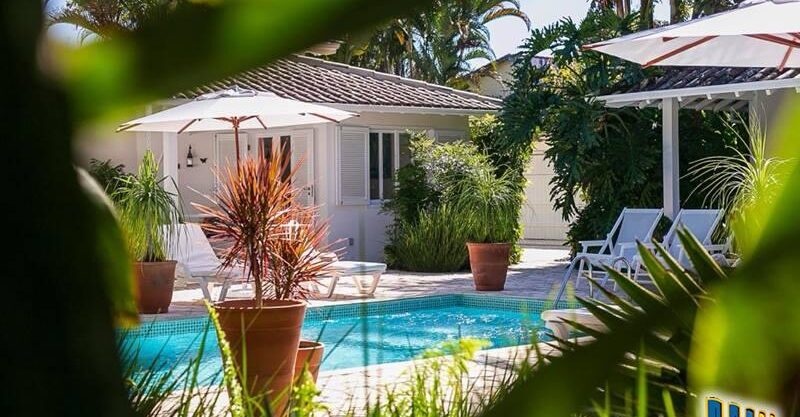 Maravilhosa casa térrea com arquitetura colonial, sendo a casa principal com duas suítes a venda no bairro Caborê em Paraty-RJ