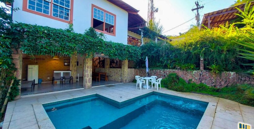 Casa a venda em Paraty no morro da Praia Grande com vista para o mar