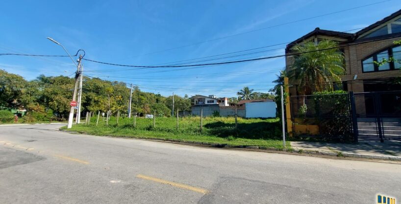 Ótimo lote de esquina localizado no valorizado bairro Caborê, terreno próximo ao centro histórico a venda em Paraty.