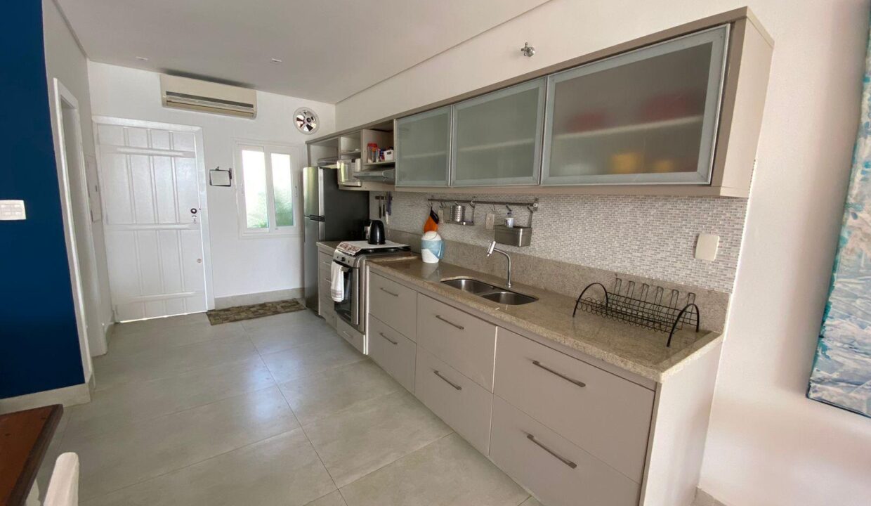 casa-completamente-reformada-condominio-com-marina (10)