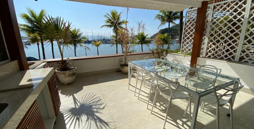 Casa a venda em Paraty com vista para o mar. Ótima casa frente ao mar completamente reformada em Condominio com Marina