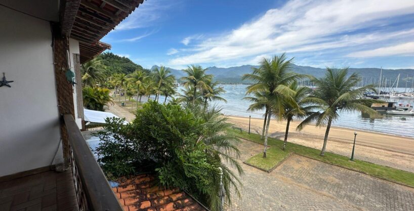 Casa de 2 andares em condomínio alto padrão com vista para o mar localizado ao lado da marina a venda em Paraty.