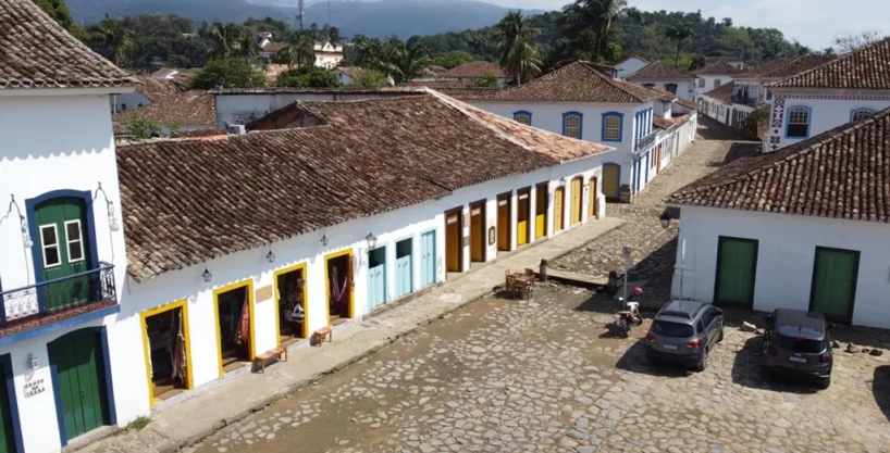 Casa histórica de alto padrão com localização estratégica com acesso por carro no a venda Centro Histórico de Paraty.