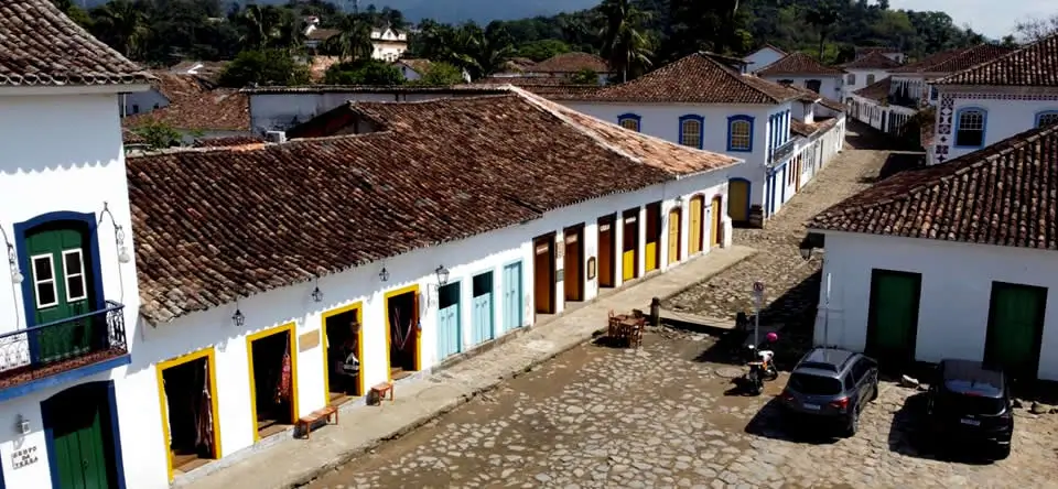 Casas coloniais, igrejas, museus e ruas com calçamento irregular que são características marcantes do Centro Histórico de Paraty.
