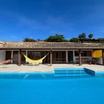 Casa em condomínio com incrível vista para o mar, piscina e portaria 24 horas na localidade da praia grande a venda em Paraty