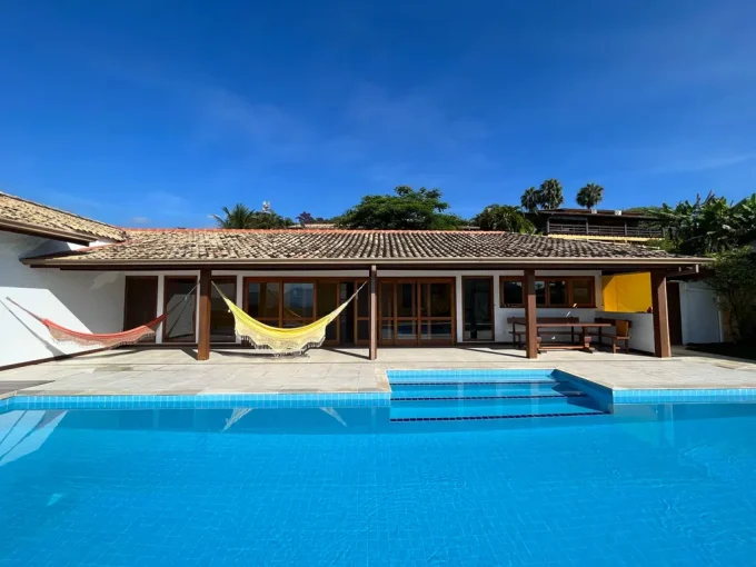 Casa em condomínio com incrível vista para o mar, piscina e portaria 24 horas na localidade da praia grande a venda em Paraty