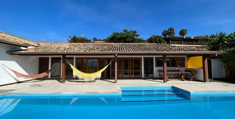 Casa em condomínio com incrível vista para o mar, piscina e portaria 24 horas na localidade da praia grande a venda em Paraty